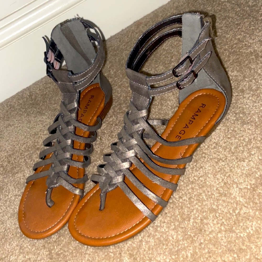 Shoes (sandals)